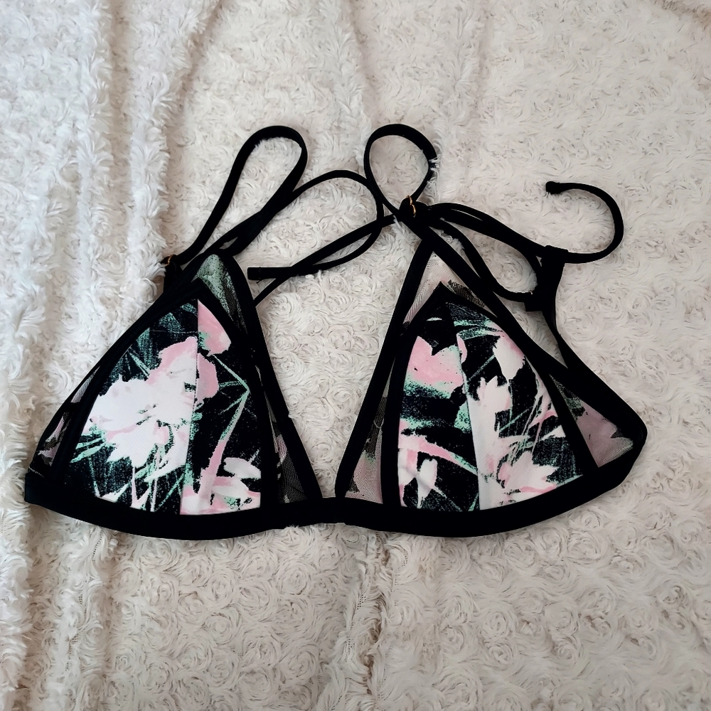 Black floral partly sheer bikini top Beach Vacation Tropical Resort Pool Summer